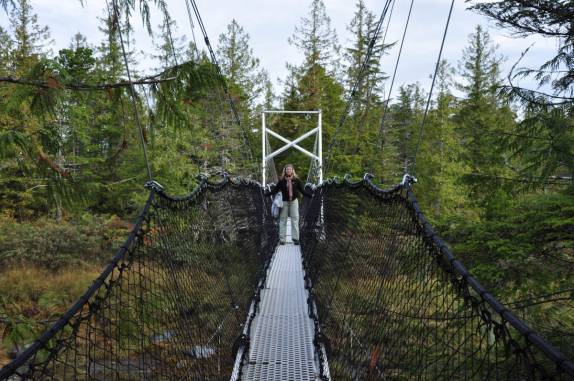 Ponte pênsil na trilha de Metlakatla, na área de Prince Rupert, na British Columbia, oeste do Canadá